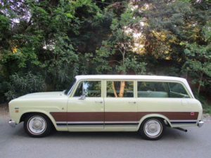 Long and Low: 1971 International Harvester Travelall